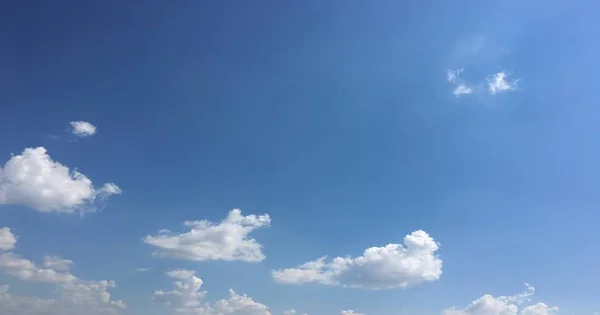 Mooie blauwe lucht met wolken achtergrond.Hemelwolken.Hemel met wolken weer natuur wolk blauw. — Stockfoto