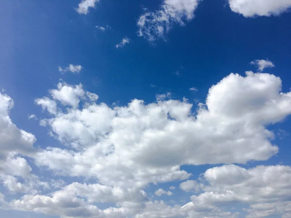 Mooie blauwe lucht met wolken achtergrond.Hemelwolken.Hemel met wolken weer natuur wolk blauw. — Stockfoto