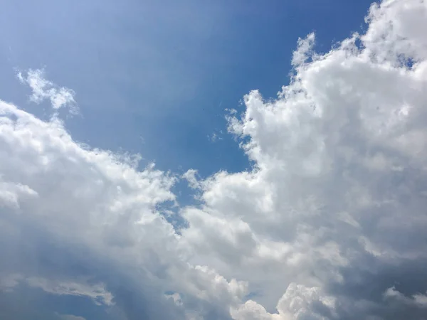 Bel cielo blu con nuvole sfondo Cielo nuvole.Cielo con nuvole tempo natura nube blu. — Foto Stock