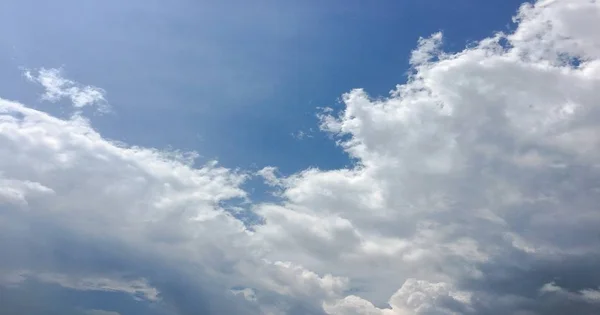 Piękne błękitne niebo z chmurami tła.niebo zachmurzeń.niebo z chmurami Pogoda natura chmura niebieski. — Zdjęcie stockowe