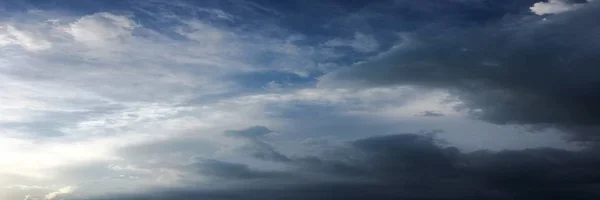 Небо облачно с прояснениями, погода облачная.. — стоковое фото