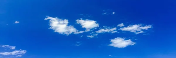 雲の背景を持つ美しい青空空雲のある空自然雲のある空青. — ストック写真