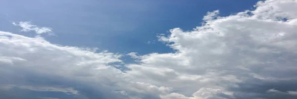 Céu azul bonito com nuvens fundo Céu clouds.Sky com nuvens tempo natureza nuvem azul. — Fotografia de Stock