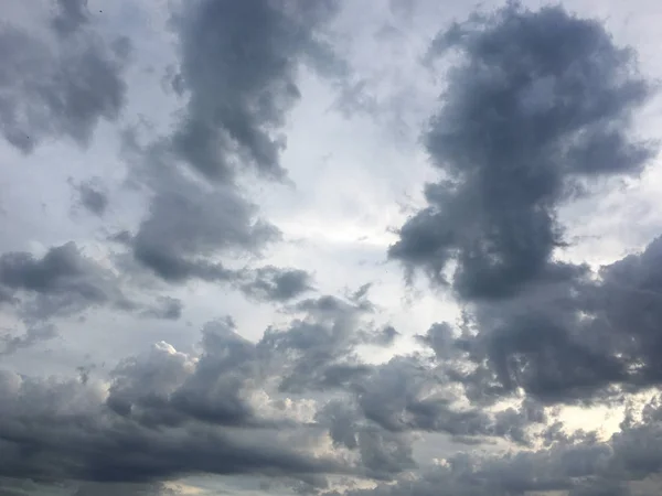 Prachtige blauwe lucht met wolkenachtergrond. Lucht met wolken weer natuur wolk blauw. Blauwe lucht met wolken en zon. — Stockfoto