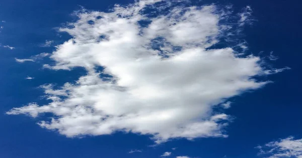 Bel cielo blu con sfondo nuvole. Cielo con nuvole meteo natura nuvola blu. Cielo blu con nuvole e sole . — Foto Stock