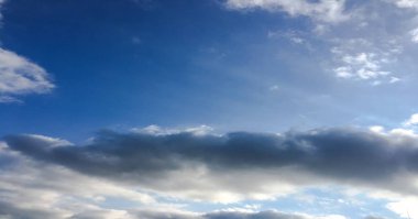 Güzel mavi gökyüzü, arka planda bulutlu bulutlu bulutlu hava bulutlu mavi gökyüzü, bulutlu ve güneşli..