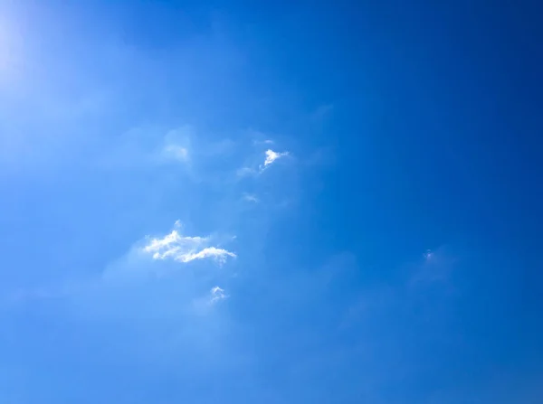 Piękne błękitne niebo z chmur tła. Niebo z chmur Pogoda Natura Chmura niebieski. Błękitne niebo chmury i słońce. — Zdjęcie stockowe