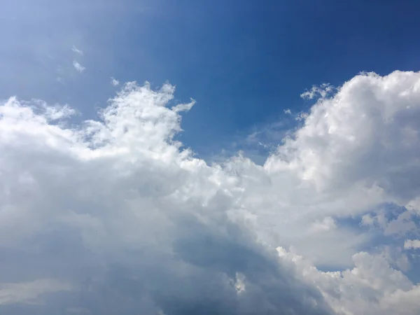 Bellissimo cielo blu con nuvole sfondo. Cielo con nuvole tempo natura nuvola blu. Cielo blu con nuvole e sole . — Foto Stock