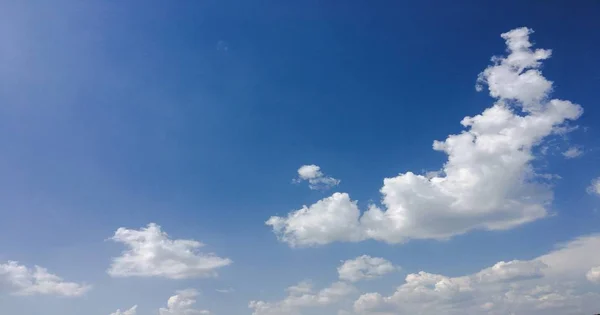 美しい青い空雲の背景に。雲天気自然雲青い空。雲と太陽と青空. — ストック写真
