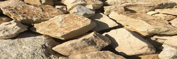 Старая бежевая каменная стена фон текстуры близко, настенный камень . — стоковое фото