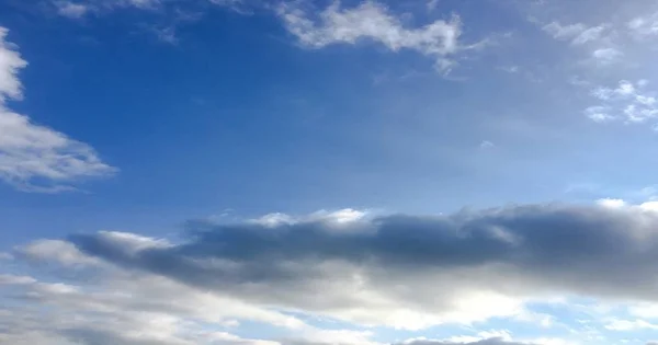 Krásná modrá obloha s mraky pozadím. Obloha s mraky počasí příroda cloud modré. Modrá obloha s mraky a slunce. — Stock fotografie