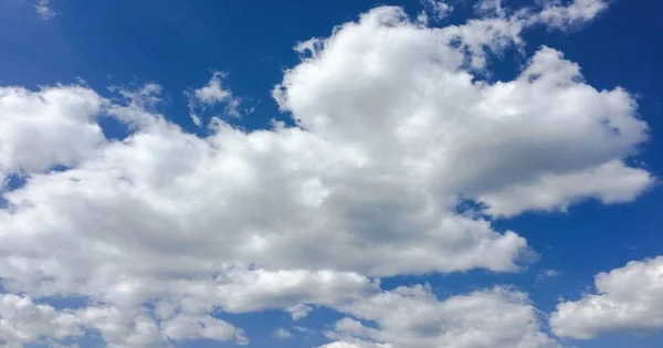 美しい青い空雲の背景に。雲天気自然雲青い空。雲と太陽と青空. — ストック写真