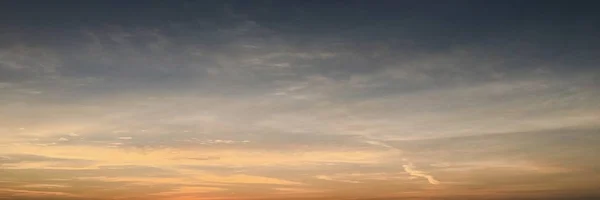 美しい青い空雲の背景に。雲天気自然雲青い空。雲と太陽と青空. — ストック写真