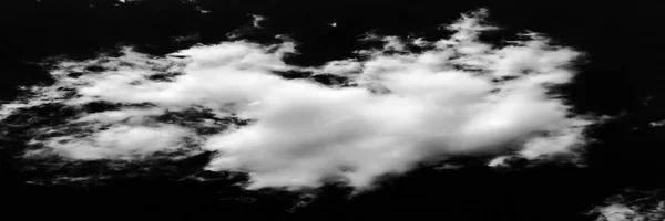 Vereinzelte weiße Wolken auf schwarzem Himmel Hintergrund. Wolke. Schwarzer Himmel. — Stockfoto