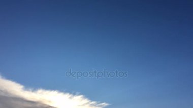 Mavi gökyüzü. Bulutlar. Mavi Gökyüzü bulutlu kapatın. Mavi gökyüzünde çalıştıran bulutlar. 4 k timelapse cennet. Kümülüs bulutlar formu parlak mavi gökyüzü karşı. 4k