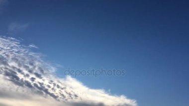 Mavi gökyüzü. Bulutlar. Mavi Gökyüzü bulutlu kapatın. Mavi gökyüzünde çalıştıran bulutlar. 4 k timelapse cennet. Kümülüs bulutlar formu parlak mavi gökyüzü karşı. 4k