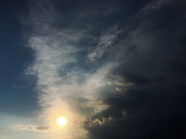 Belo céu tempestade com nuvens de fundo. Céu escuro com nuvens tempo natureza nuvem tempestade. Céu escuro com nuvens e sol . — Fotografia de Stock