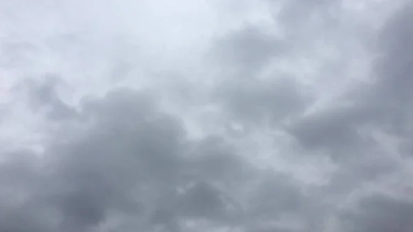 Beau ciel orageux avec fond de nuages. Ciel sombre avec nuages météo nature nuage tempête. Ciel sombre avec nuages et soleil . — Photo