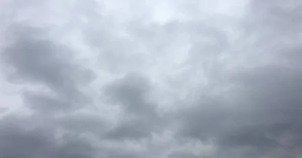 Beau ciel orageux avec fond de nuages. Ciel sombre avec nuages météo nature nuage tempête. Ciel sombre avec nuages et soleil . — Photo