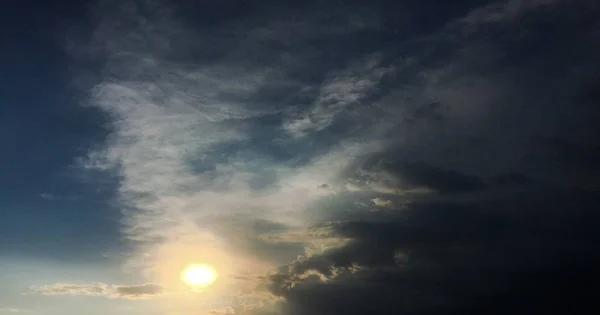 Piękne storm niebo z chmur tła. Mroczne niebo z chmurami Pogoda Natura Chmura burza. Mroczne niebo chmury i słońce. — Zdjęcie stockowe