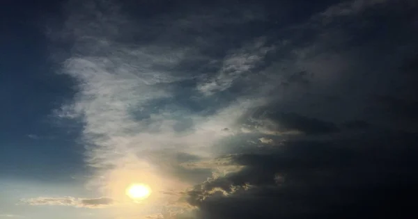 Hermoso cielo de tormenta con fondo de nubes. Cielo oscuro con nubes meteorológicas tormenta de nubes de naturaleza. Cielo oscuro con nubes y sol . — Foto de Stock