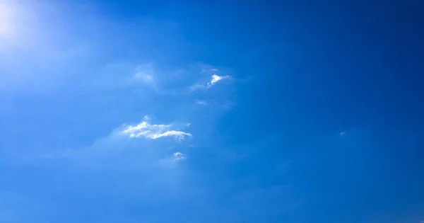 美丽的蓝天白云背景。天空与云彩天气自然云彩蓝色。蓝天白云与太阳. — 图库照片