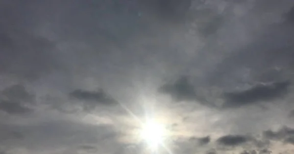 Belo céu tempestade com nuvens de fundo. Céu escuro com nuvens tempo natureza nuvem tempestade. Céu escuro com nuvens e sol . — Fotografia de Stock