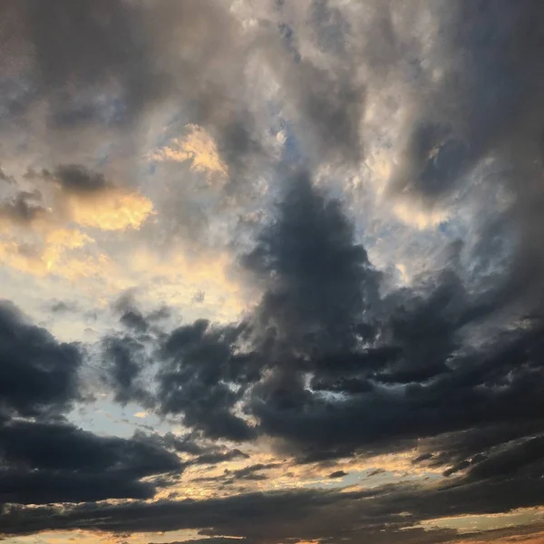 Hermoso cielo de tormenta con fondo de nubes. Cielo oscuro con nubes meteorológicas tormenta de nubes de naturaleza. Cielo oscuro con nubes y sol . — Foto de Stock