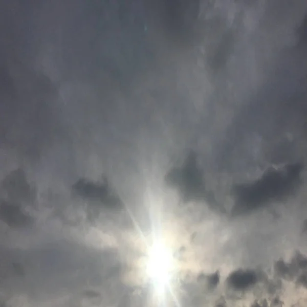Schönen Gewitterhimmel mit Wolken Hintergrund. dunkler Himmel mit Wolken Wetter Natur Wolkensturm. dunkler Himmel mit Wolken und Sonne. — Stockfoto