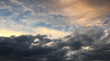 Güzel fırtınalı gökyüzü bulutlar arka plan ile. Karanlık gökyüzü bulutlu hava doğa bulut fırtına. Bulutlar ve güneş ile karanlık gökyüzü.