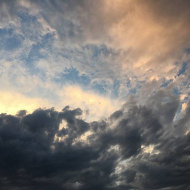 Güzel fırtınalı gökyüzü bulutlar arka plan ile. Karanlık gökyüzü bulutlu hava doğa bulut fırtına. Bulutlar ve güneş ile karanlık gökyüzü.