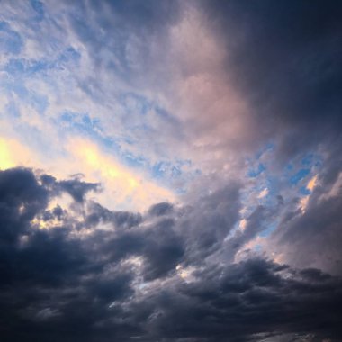 Güzel fırtınalı gökyüzü bulutlar arka plan ile. Karanlık gökyüzü bulutlu hava doğa bulut fırtına. Bulutlar ve güneş ile karanlık gökyüzü.