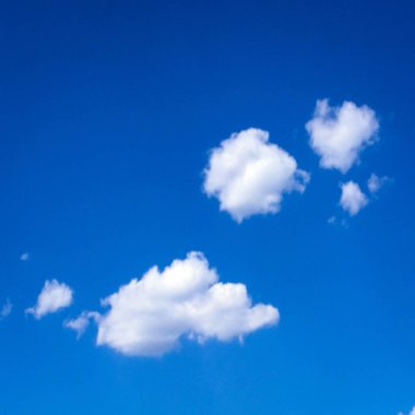 Bulutlarla kaplı güzel mavi bir gökyüzü. Bulutlu gökyüzü doğa mavi bulutlar. Bulutlu ve güneşli mavi gökyüzü.