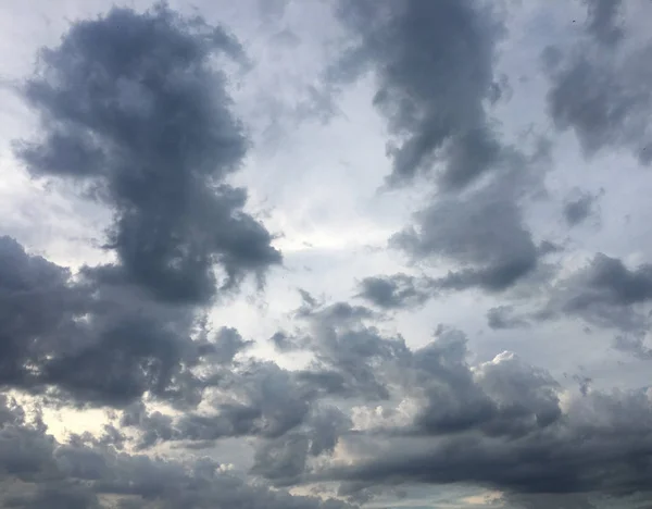 Bellissimo cielo tempestoso con sfondo nuvole. Cielo scuro con nuvole tempo natura nube tempesta. Cielo scuro con nuvole e sole . — Foto Stock