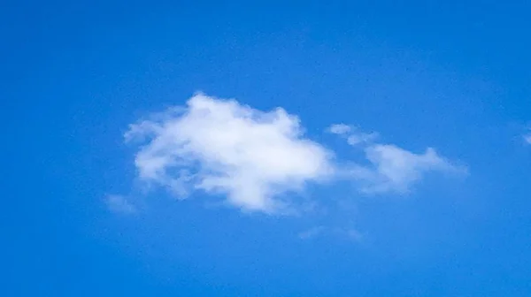 Schöner blauer Himmel mit Wolken im Hintergrund. Himmel mit Wolken Wetter Natur Wolkenblau. Blauer Himmel mit Wolken und Sonne. — Stockfoto