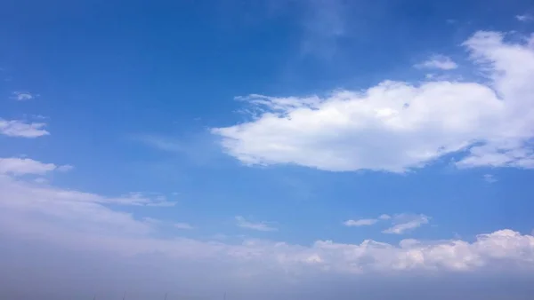 Langit biru yang indah dengan latar belakang awan. Langit dengan awan mendung awan alam biru. Langit biru dengan awan dan matahari. — Stok Foto