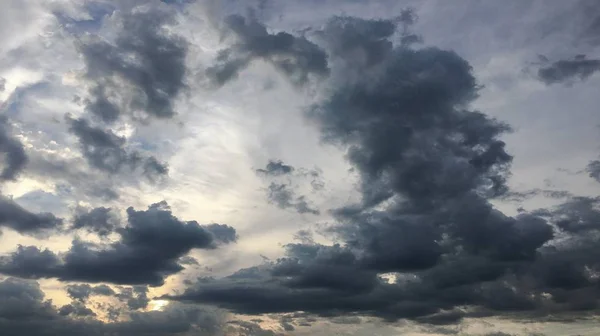 美丽的暴风骤雨的天空与云彩背景。乌云密布的天空天气自然云风暴。黑暗的天空与云和太阳. — 图库照片