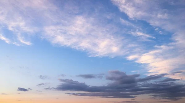 Piękne błękitne niebo z chmurami tła. Niebo z chmurami pogoda natura chmura niebieski. Błękitne niebo z chmurami i słońcem. — Zdjęcie stockowe