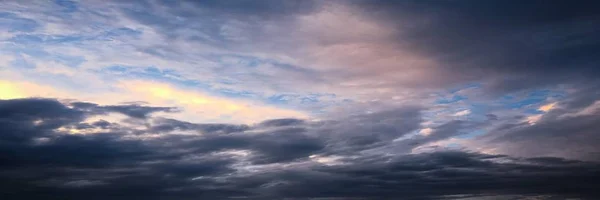 Beau ciel orageux avec fond nuageux. Ciel sombre avec nuages météo nature nuage tempête. Ciel sombre avec nuages et soleil . — Photo