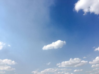 Bulutlarla kaplı güzel mavi bir gökyüzü. Bulutlu gökyüzü doğa mavi bulutlar. Bulutlu ve güneşli mavi gökyüzü.