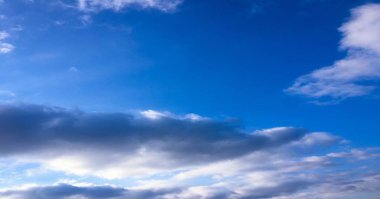 Bulutlarla kaplı güzel mavi bir gökyüzü. Bulutlu gökyüzü doğa mavi bulutlar. Bulutlu ve güneşli mavi gökyüzü.