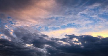 Bulutlarla kaplı güzel mavi bir gökyüzü. Bulutlu gökyüzü doğa mavi bulutlar. Bulutlu ve güneşli mavi gökyüzü.