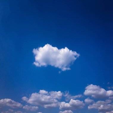 Bulutlarla kaplı güzel mavi bir gökyüzü. Bulutlu gökyüzü doğa mavi bulutlar. Bulutlu ve güneşli mavi gökyüzü.