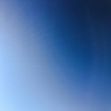 Bulutlarla kaplı güzel mavi bir gökyüzü. Bulutlu gökyüzü doğa mavi bulutlar. Bulutlu ve güneşli mavi gökyüzü.