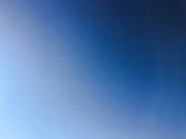 Schöner blauer Himmel mit Wolken im Hintergrund. Himmel mit Wolken Wetter Natur Wolkenblau. Blauer Himmel mit Wolken und Sonne. — Stockfoto