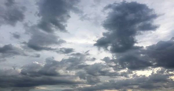 Bulutlarla kaplı güzel mavi bir gökyüzü. Bulutlu gökyüzü doğa mavi bulutlar. Bulutlu ve güneşli mavi gökyüzü.