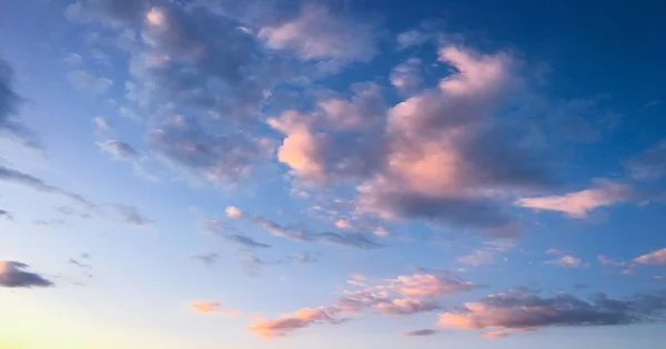 Schöner blauer Himmel mit Wolken im Hintergrund. Himmel mit Wolken Wetter Natur Wolkenblau. Blauer Himmel mit Wolken und Sonne. — Stockfoto