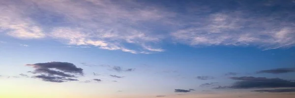 Schöner blauer Himmel mit Wolken im Hintergrund. Himmel mit Wolken Wetter Natur Wolkenblau. Blauer Himmel mit Wolken und Sonne. — Stockfoto