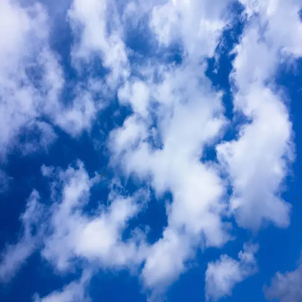 Прекрасне блакитне небо з фоном хмар. Небо з хмарами погода природа хмарний синій. Блакитне небо з хмарами і сонцем . — стокове фото