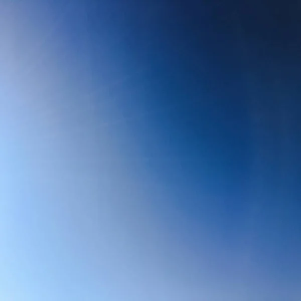 Langit biru yang indah dengan latar belakang awan. Langit dengan awan mendung awan alam biru. Langit biru dengan awan dan matahari. — Stok Foto